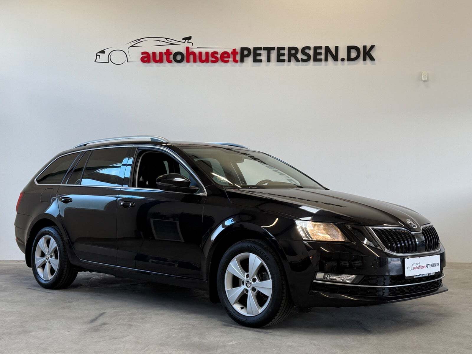 Sort Skoda Octavia fra 2018 set udefra