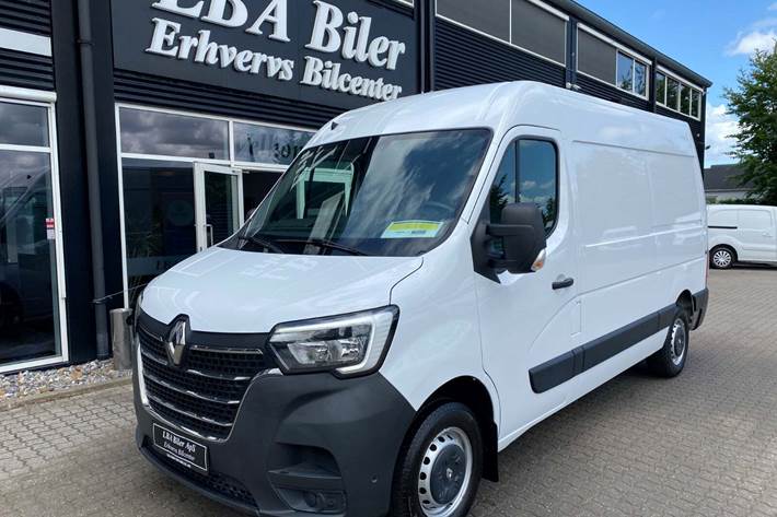 Hvid Renault Master IV T33 fra 2021 set udefra