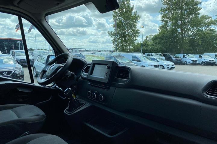 Hvid Renault Master IV T33 fra 2021