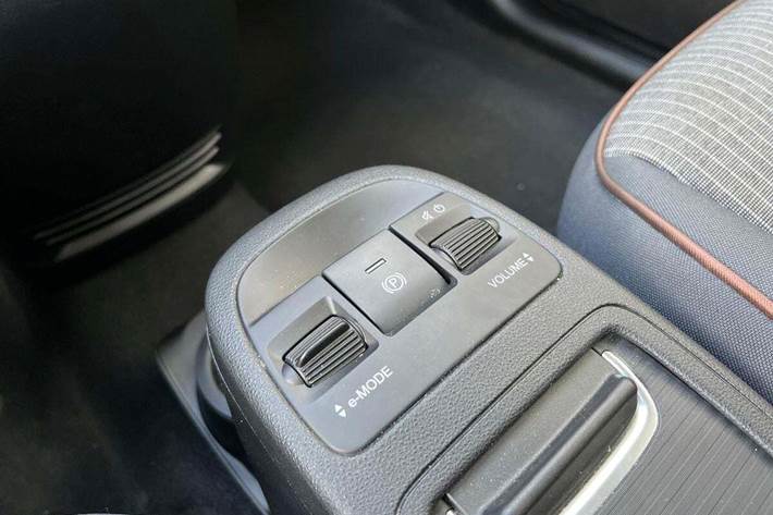 Grå Fiat 500e fra 2022
