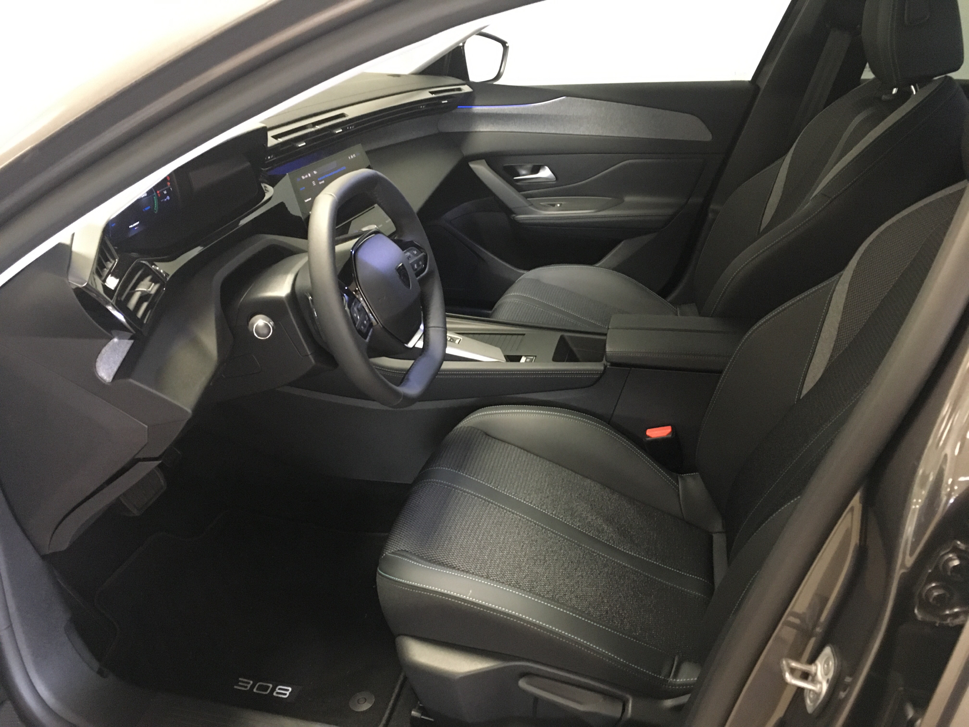 Grå Peugeot 308 fra 2022