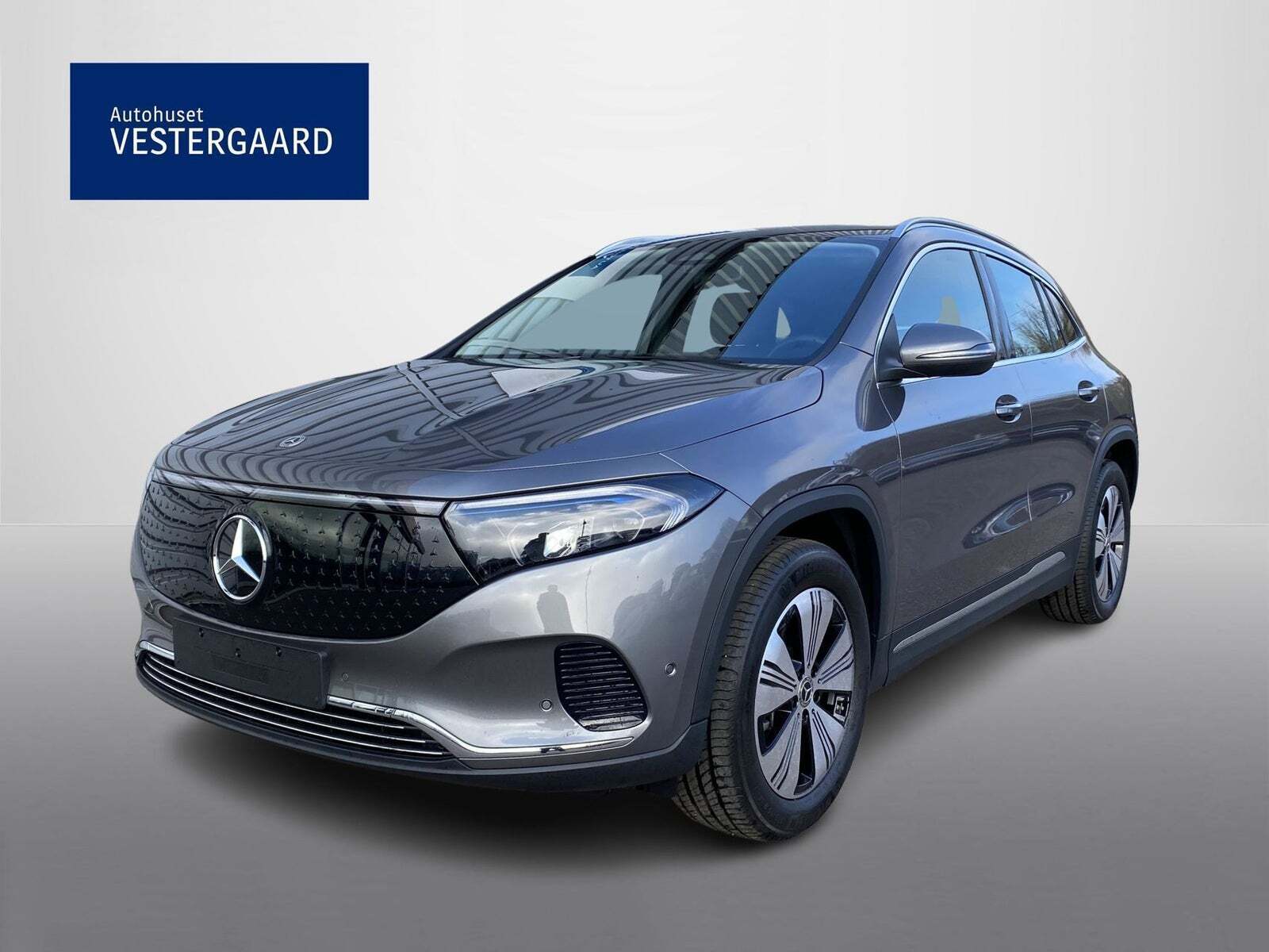 Grå Mercedes EQA250 fra 2024 set udefra