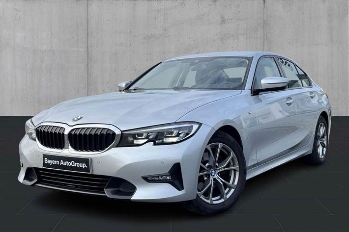 Sølv BMW 320d fra 2019 set udefra