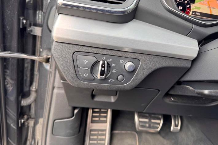 Grå Audi SQ5 fra 2018