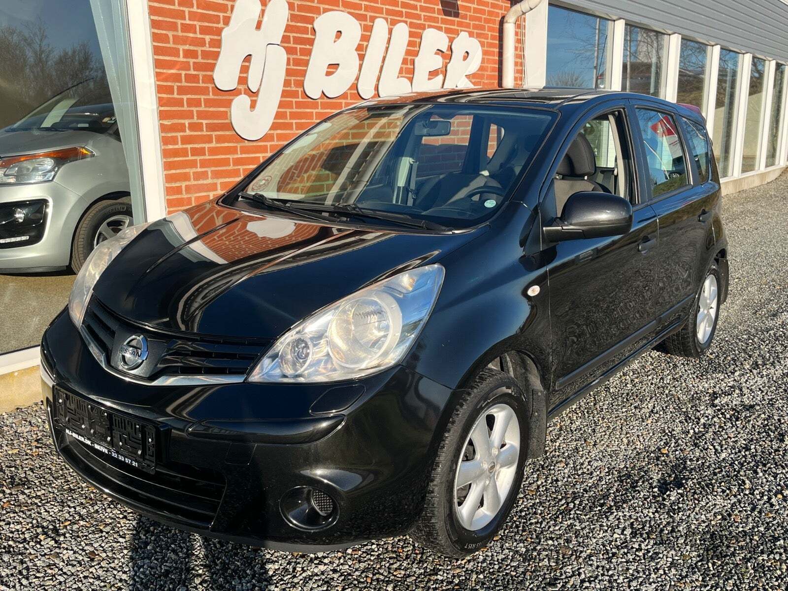 Sort Nissan Note fra 2012 set udefra