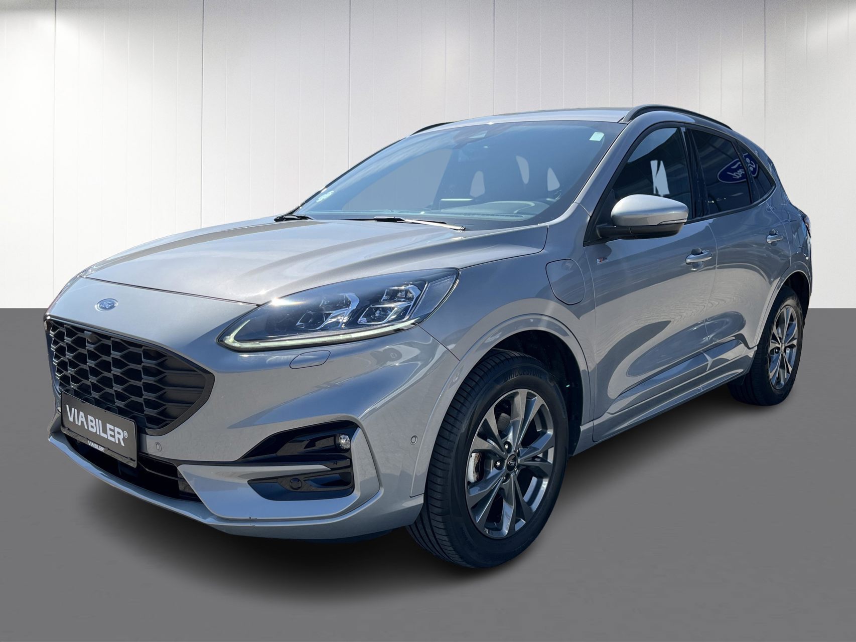 Sølv Ford Kuga fra 2022 set udefra
