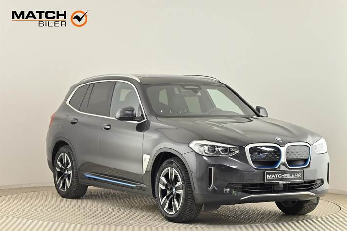 Grå BMW iX3 fra 2021 set udefra