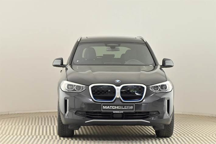 Grå BMW iX3 fra 2021