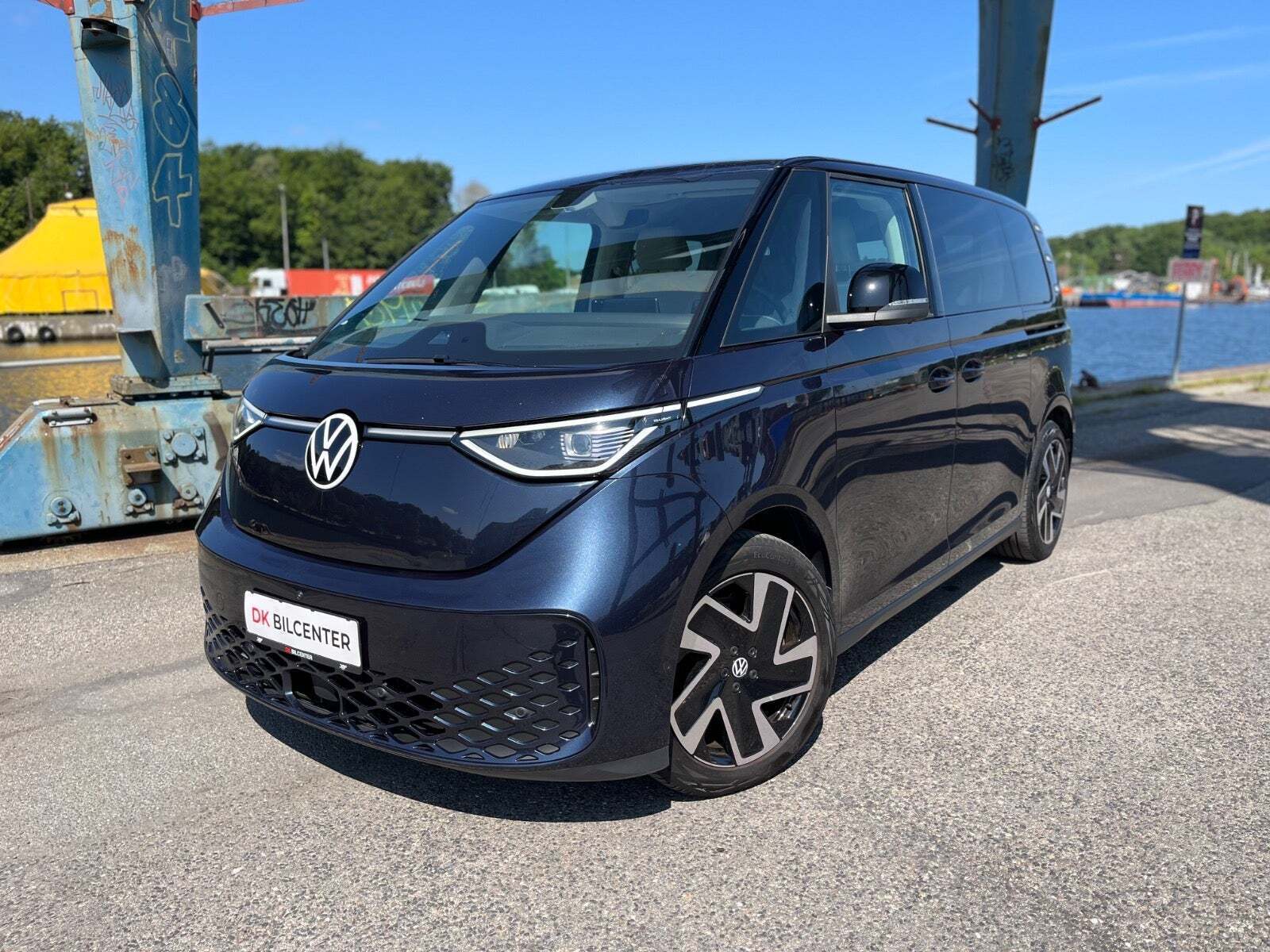 Blå VW ID.Buzz fra 2024 set udefra