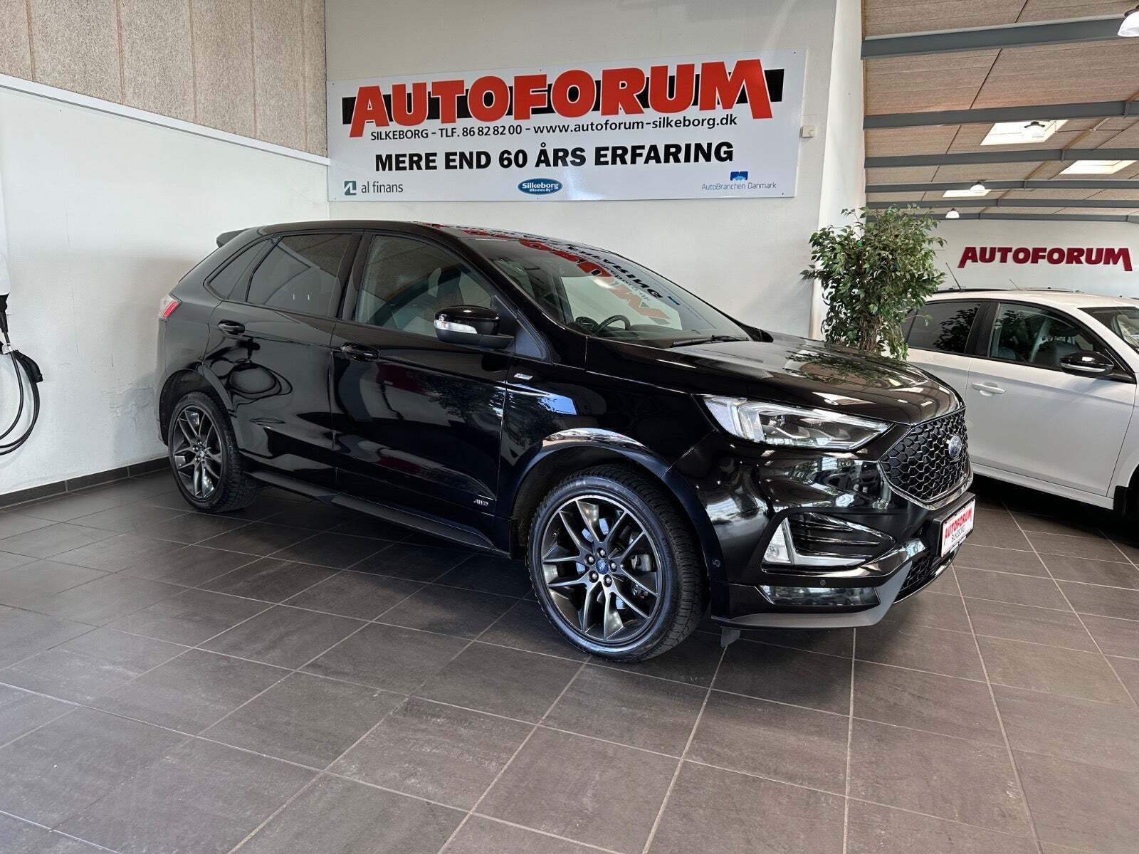 Sort Ford Edge fra 2019 set udefra