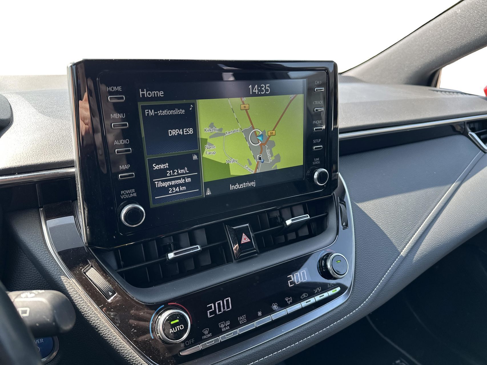 Rød Toyota Corolla fra 2019