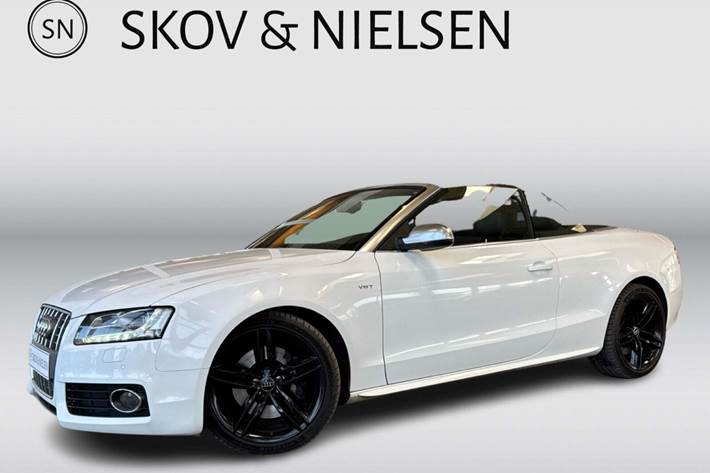 Hvid Audi S5 fra 2009 set udefra