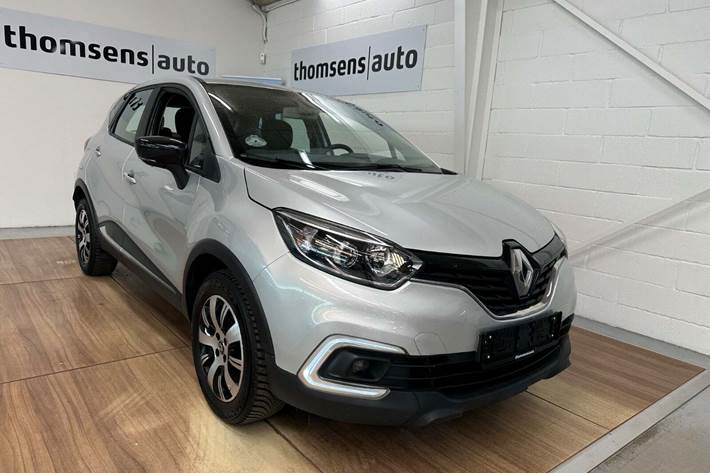 Sølv Renault Captur fra 2019 set udefra