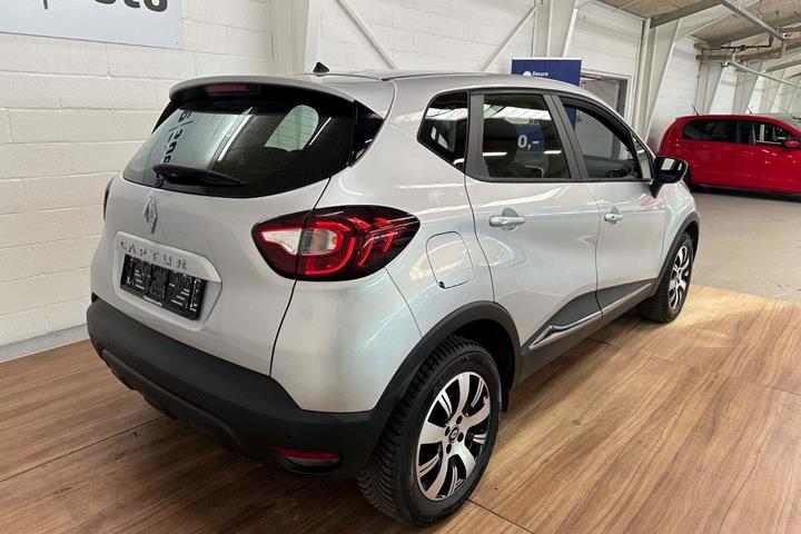 Sølv Renault Captur fra 2019