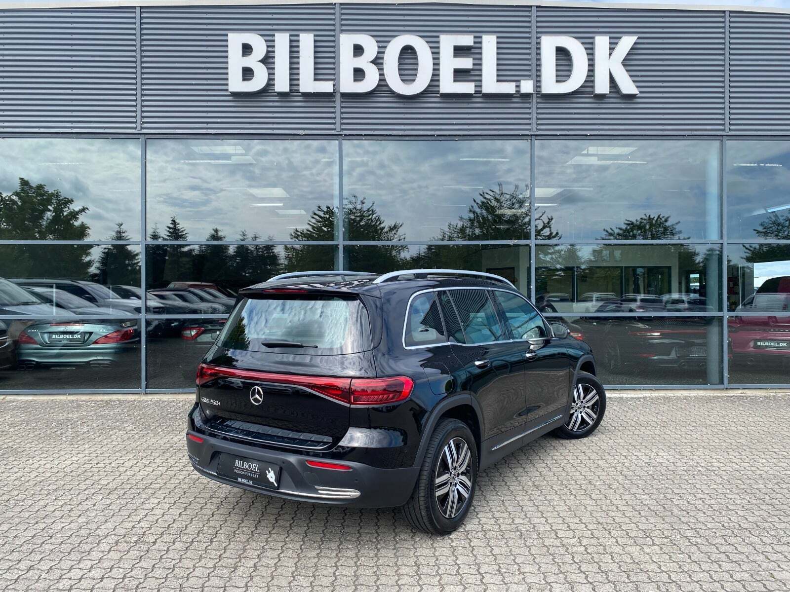Sort Mercedes EQB250+ fra 2024