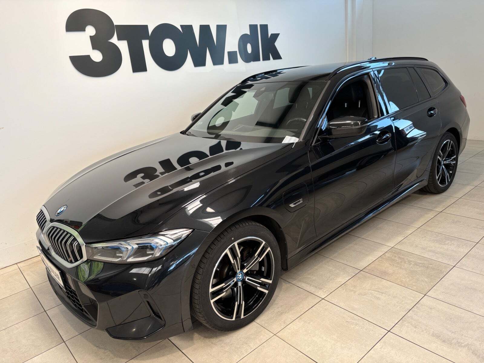 Sort BMW 330e fra 2023 set udefra