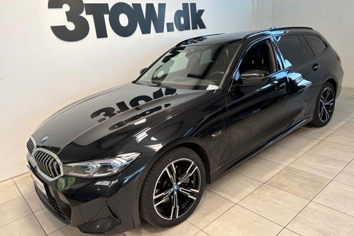 Sort BMW 330e fra 2023 set udefra