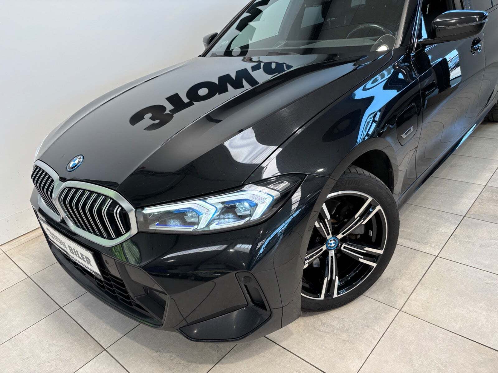 Sort BMW 330e fra 2023