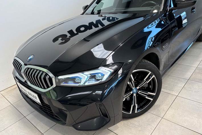 Sort BMW 330e fra 2023