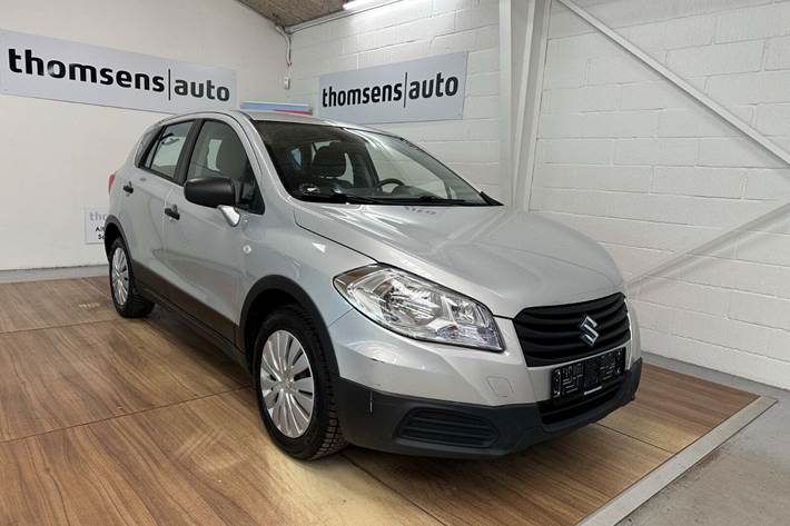 Sølv Suzuki S-Cross fra 2016 set udefra