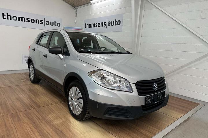 Sølv Suzuki S-Cross fra 2016 set udefra