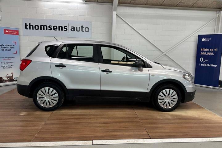 Sølv Suzuki S-Cross fra 2016