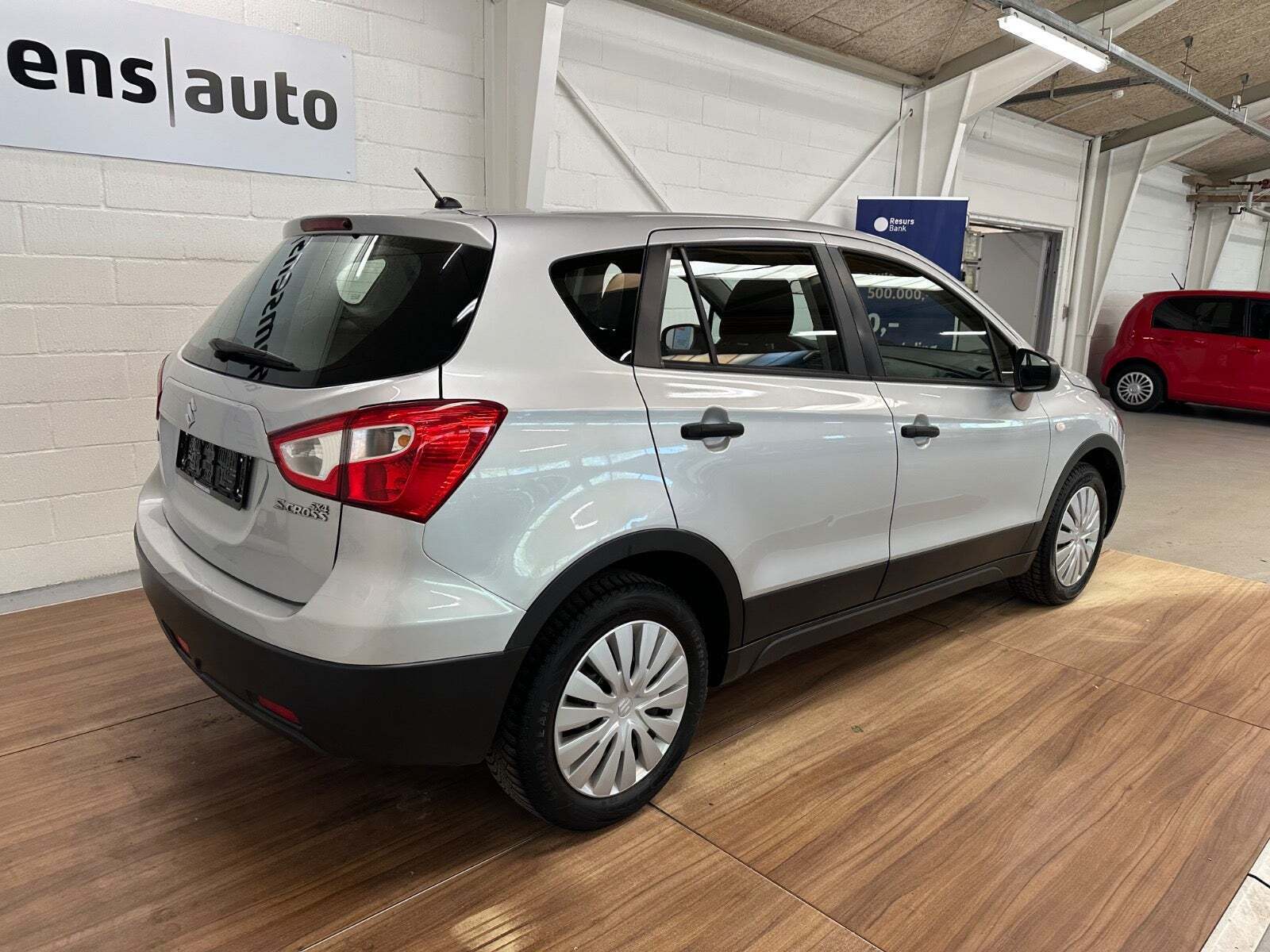 Sølv Suzuki S-Cross fra 2016