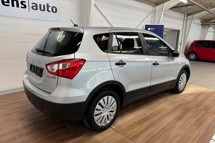 Sølv Suzuki S-Cross fra 2016