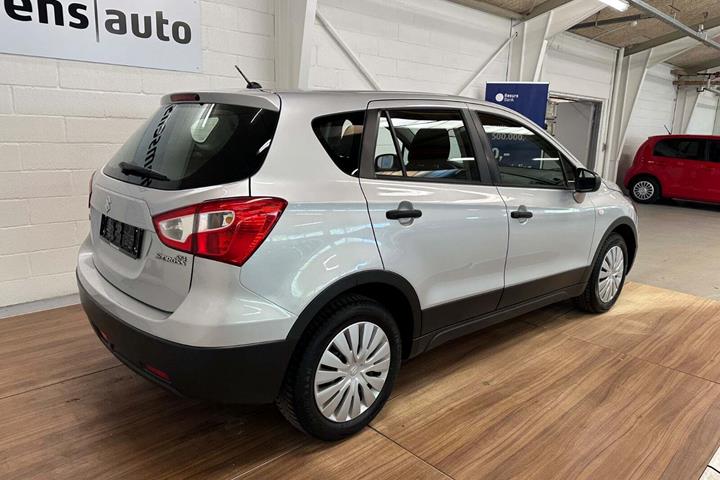 Sølv Suzuki S-Cross fra 2016