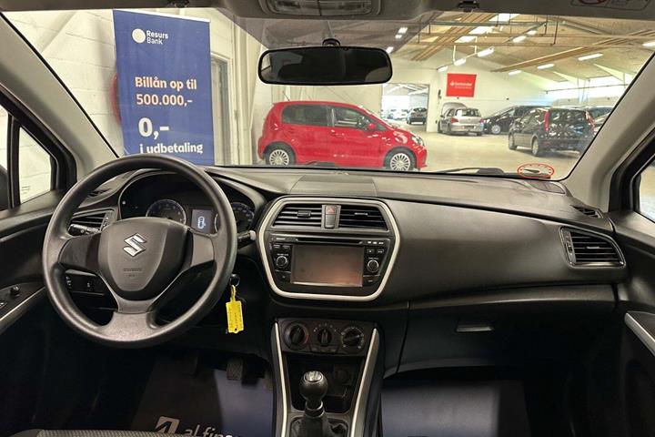 Sølv Suzuki S-Cross fra 2016