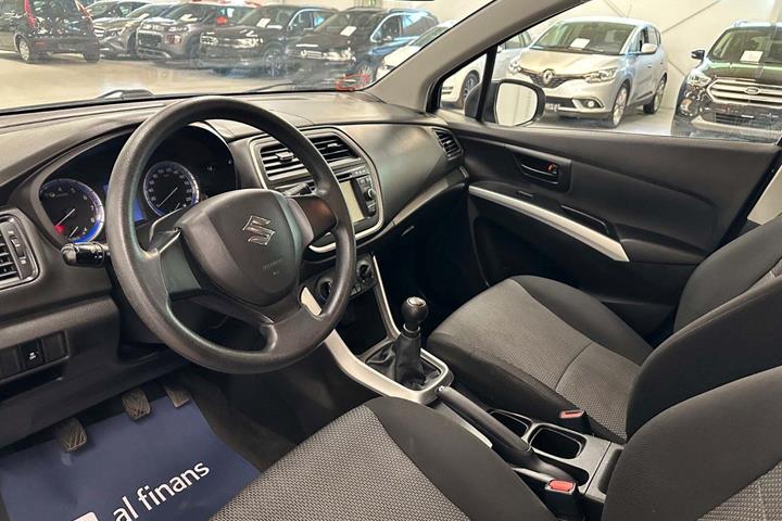 Sølv Suzuki S-Cross fra 2016