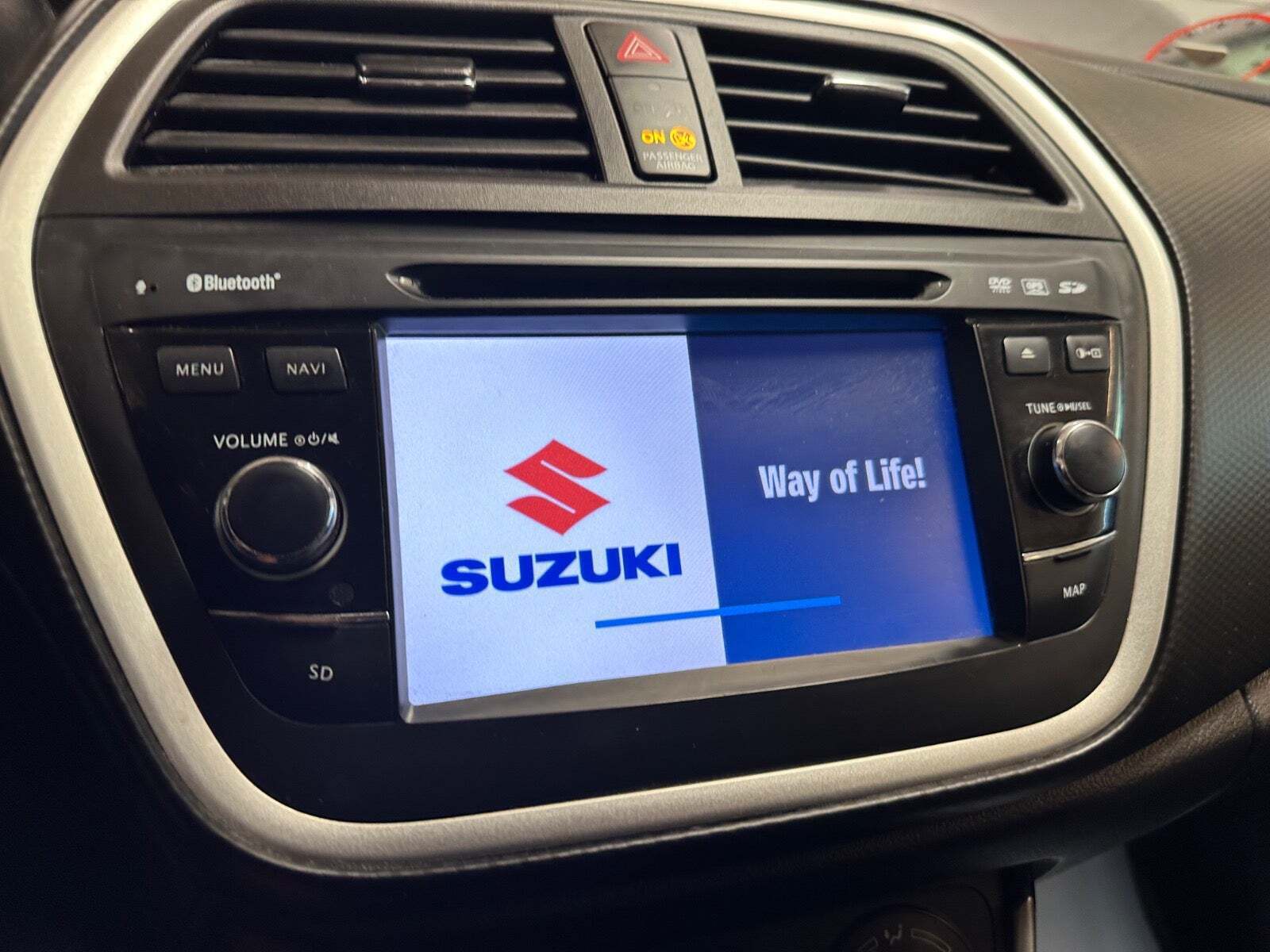 Sølv Suzuki S-Cross fra 2016