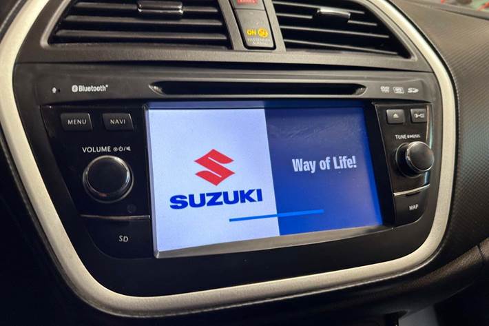 Sølv Suzuki S-Cross fra 2016