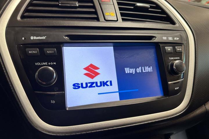 Sølv Suzuki S-Cross fra 2016