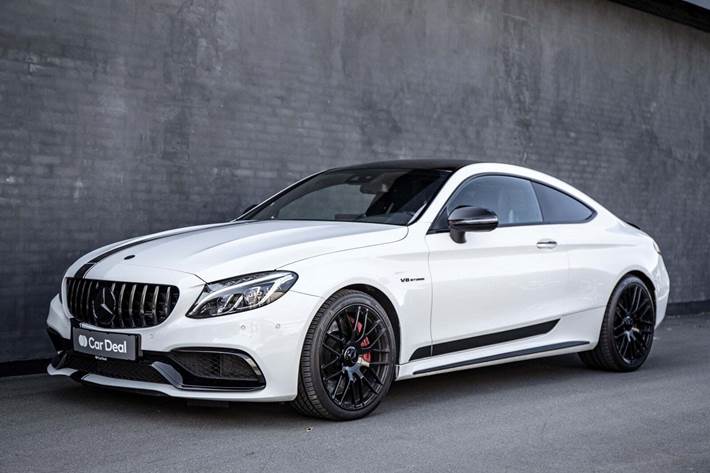 Hvid Mercedes C63 fra 2016 set udefra