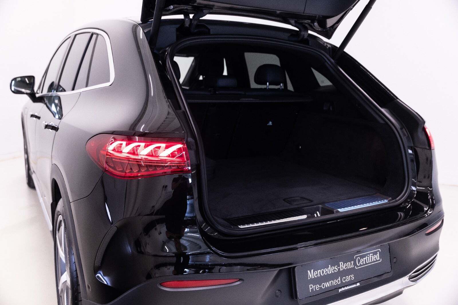 Sort Mercedes EQE350 SUV fra 2024 set indefra