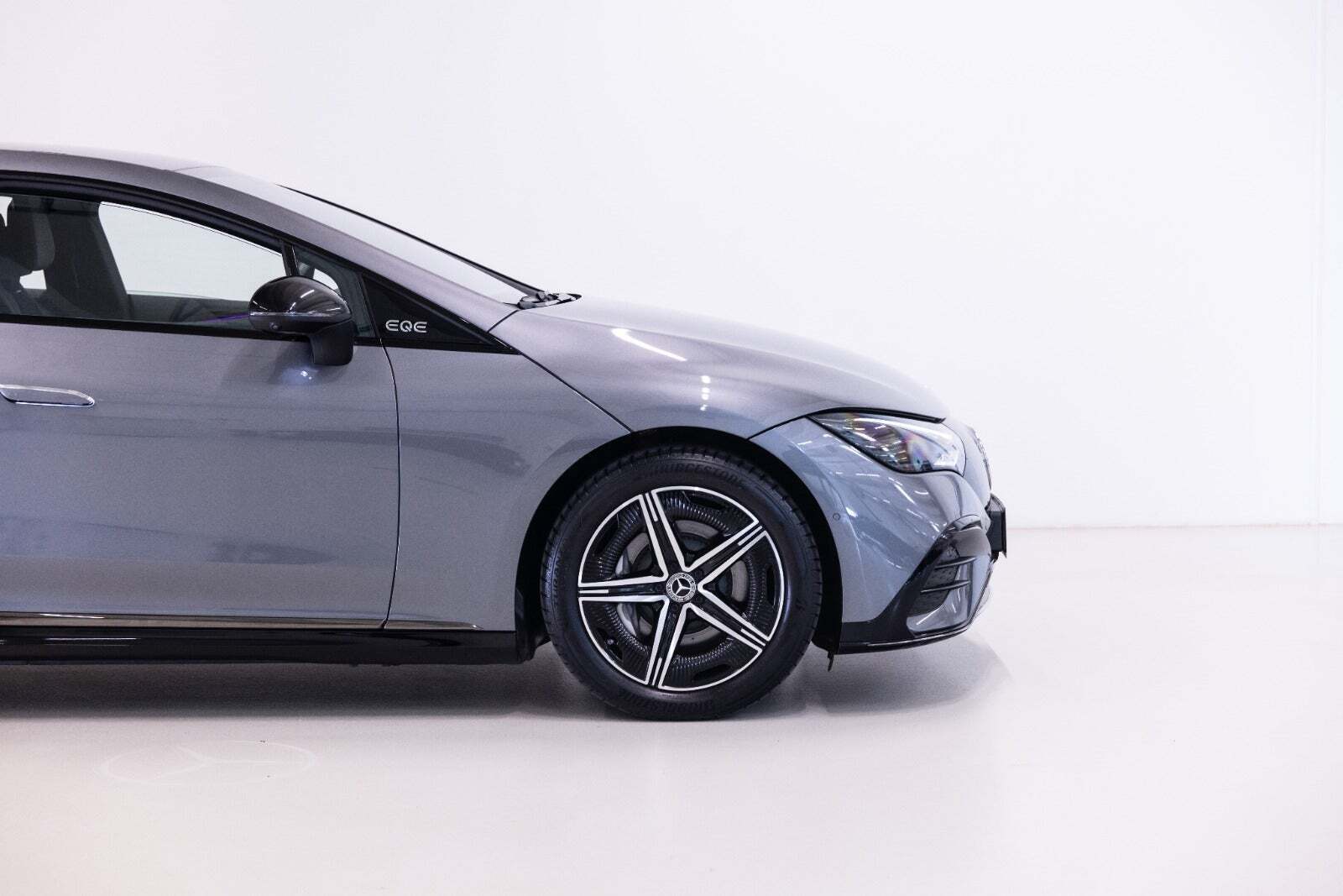 Grå Mercedes EQE350 fra 2024 set udefra