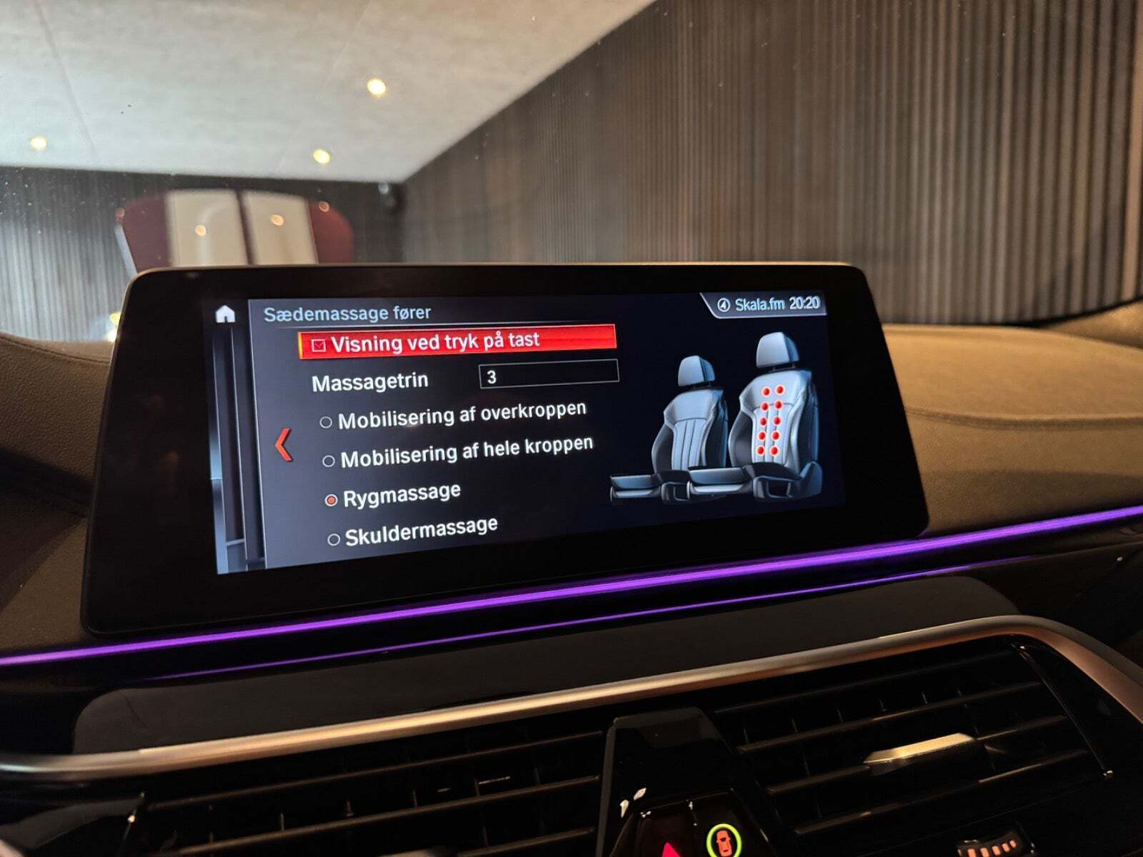 Blå BMW M550i fra 2018