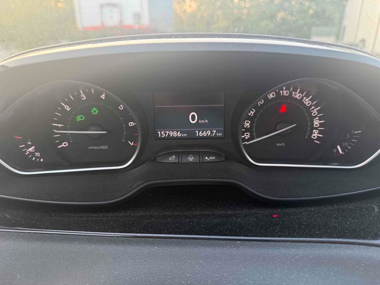 Peugeot 208 1,2 1,2 VTI 82 HK 5-D