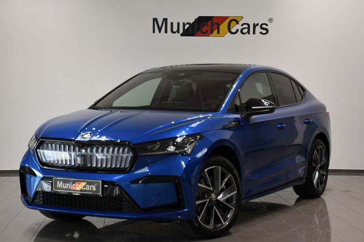 Blå Skoda Enyaq fra 2025 set udefra