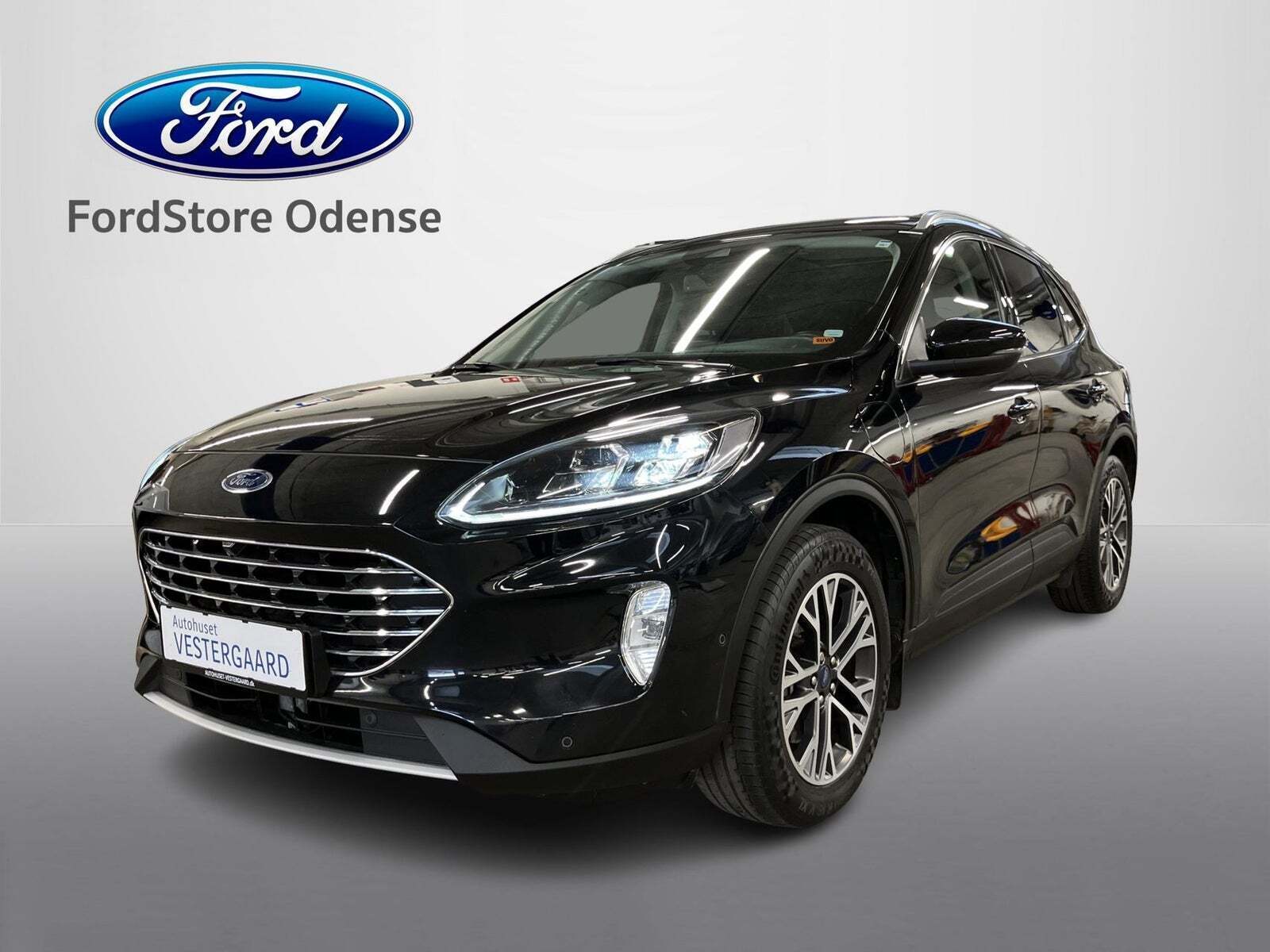 Sort Ford Kuga fra 2020 set udefra