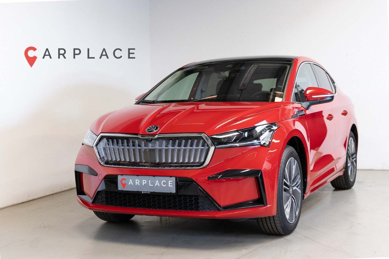 Rød Skoda Enyaq fra 2023 set udefra