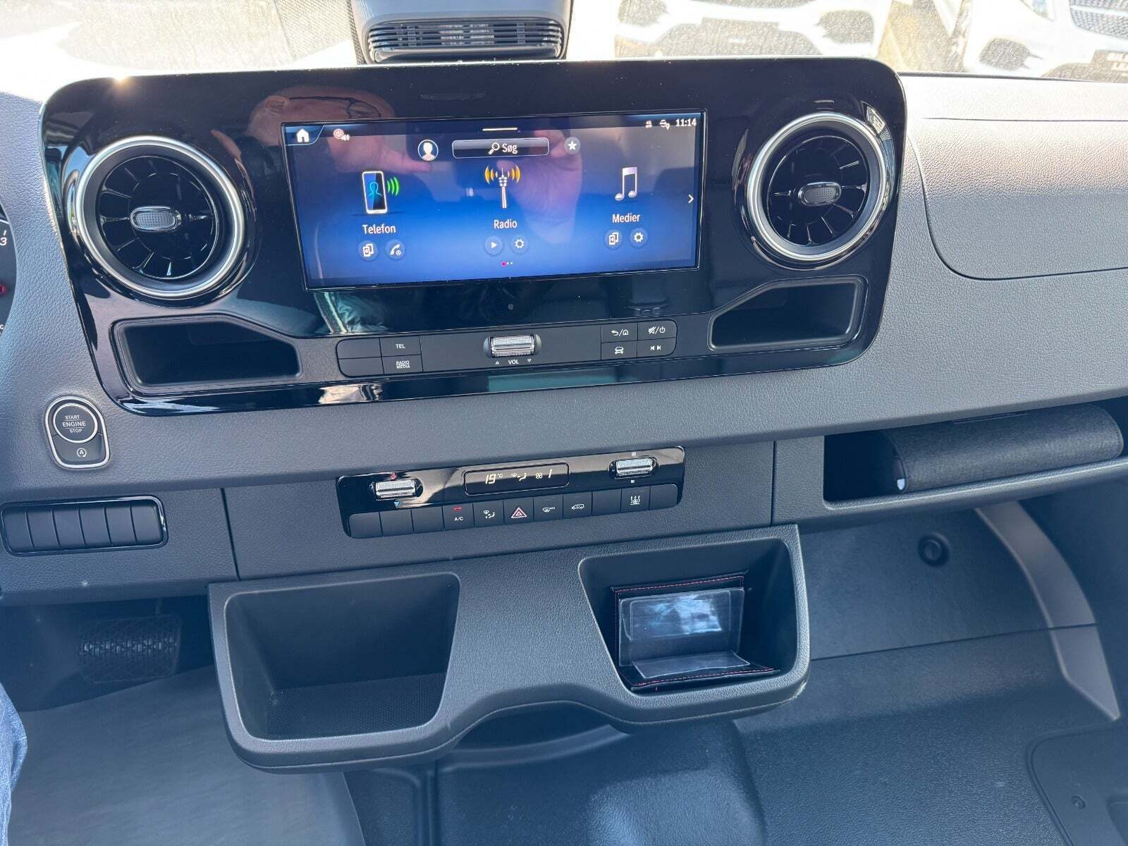 Hvid Mercedes Sprinter 517 fra 2024