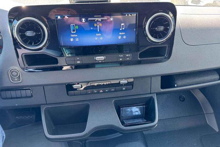 Hvid Mercedes Sprinter 517 fra 2024