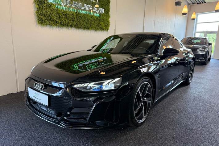 Sort Audi e-tron GT fra 2023 set udefra