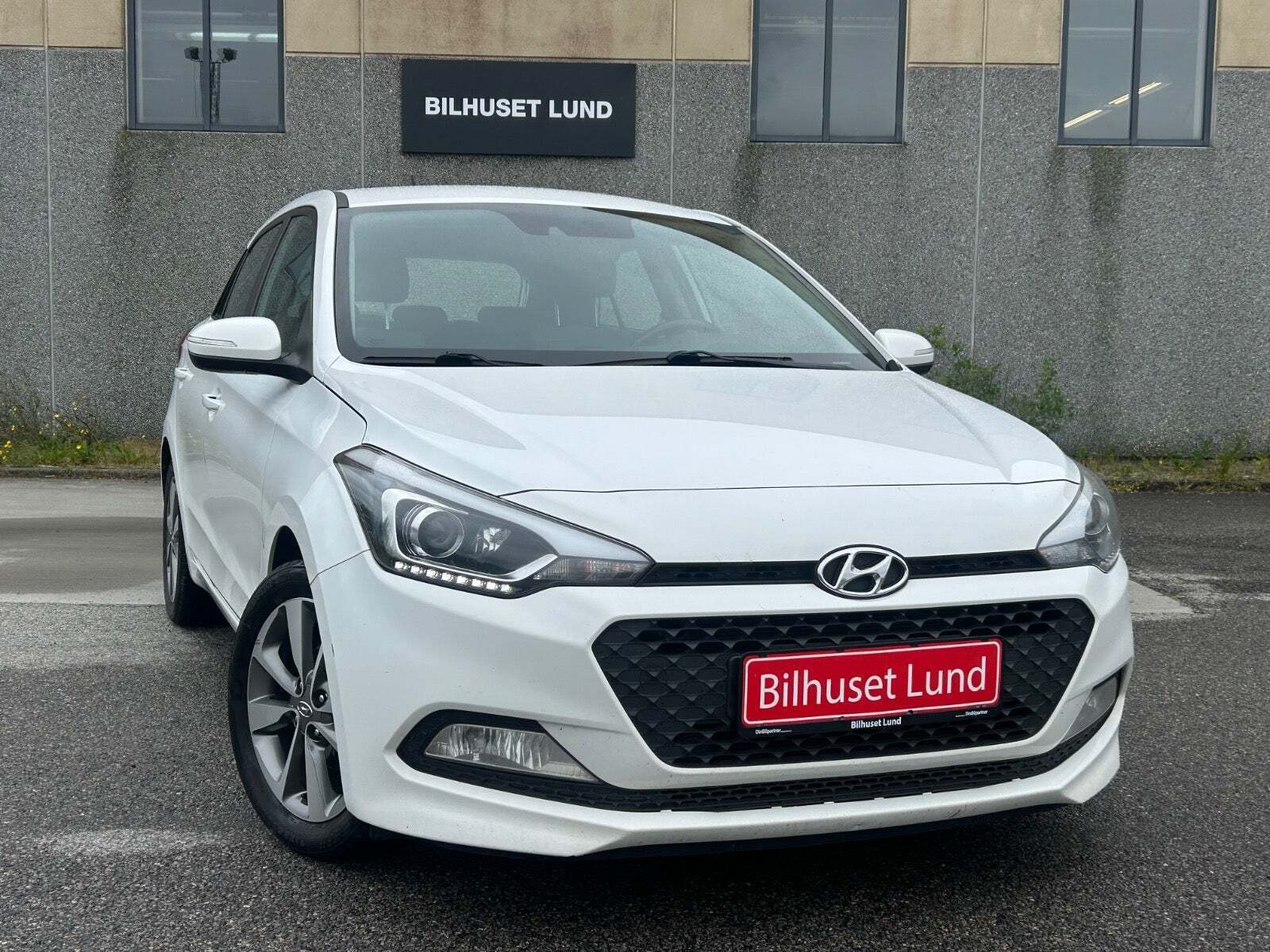Hvid Hyundai i20 fra 2016 set udefra