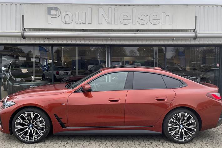 Orange BMW i4 fra 2023