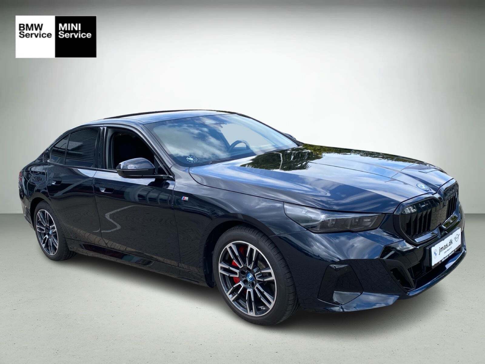 Sort BMW i5 fra 2025 set udefra