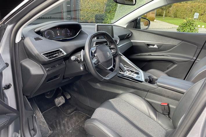 Grå Peugeot 3008 fra 2018