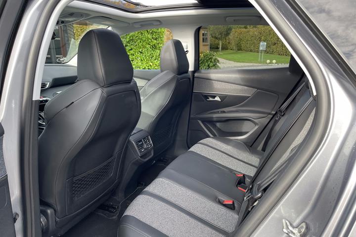 Grå Peugeot 3008 fra 2018